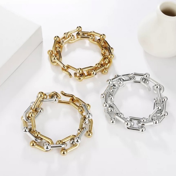 Gold U Link Exaggerated Bracelet - Picture 5 of 5